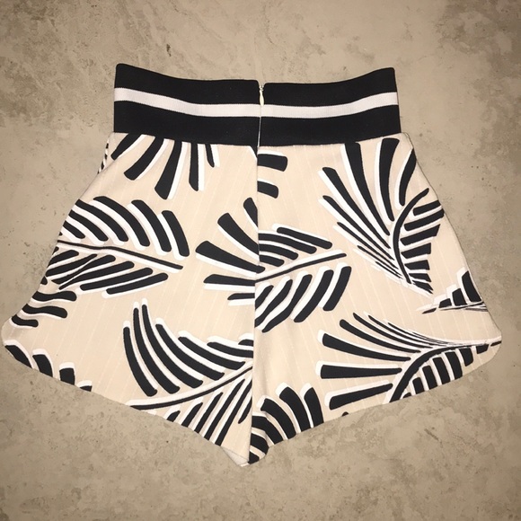 Zara Tropical-Print Shorts (Mid/High-Rise) - Picture 2 of 6